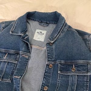 Hollister dark-wash jean jacket. Only worn twice. Oversized fit. Size L. 🤍